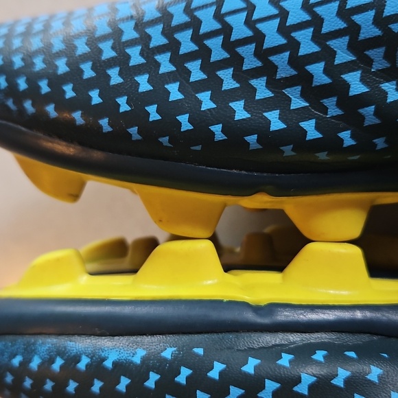 Undet Armour Soccer Cleats - Picture 9 of 11